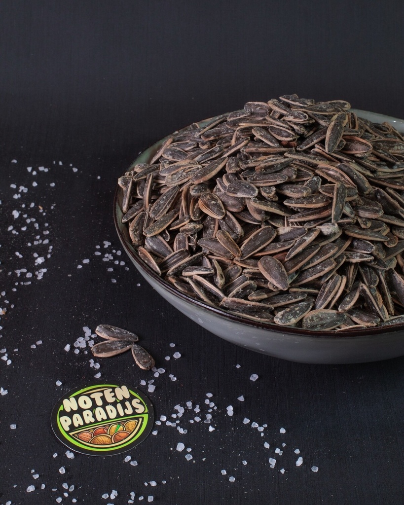 Roasted & Salted Black Sunflower Seeds With Shell 1